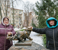 Оксана Сорокіна учасниця «КЛУБУ МІЛЬЙОНЕРІВ «М.С.Л.» зі своєю свекрухою Надією Андріївною